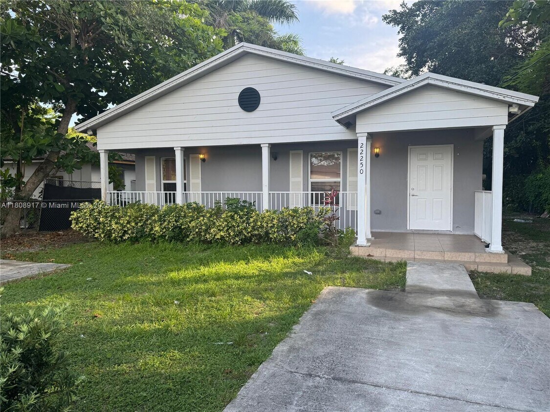 Foto principal - 22250 Miami Ave