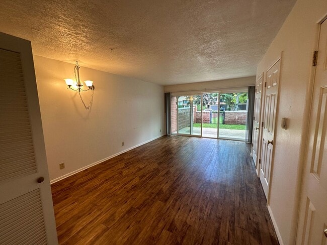 Interior Photo - Laguna Gardens