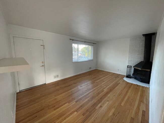 Building Photo - 8751 Oakwood St