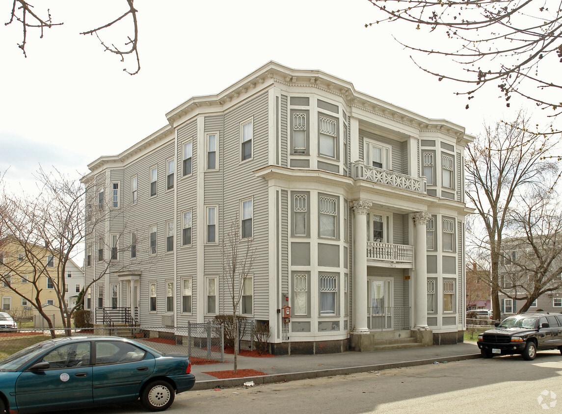 241 Cedar St, Manchester, NH 03103 Apartments in Manchester, NH