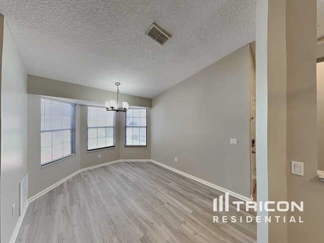 Foto del edificio - 1707 Ashwood Cir