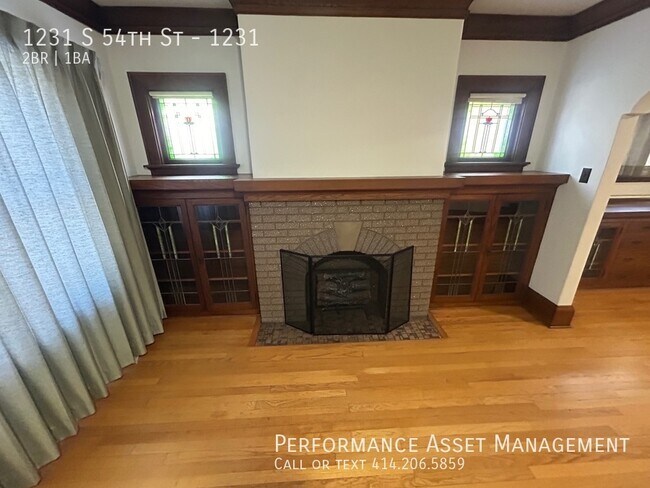 Building Photo - Glorious 2 bedroom in West Milwaukee