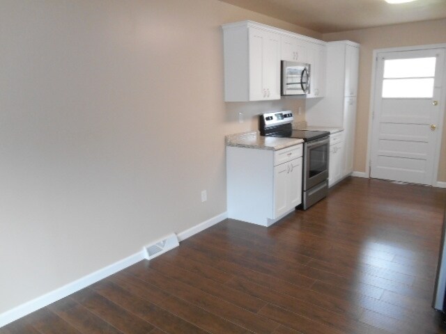 Building Photo - 2 bedrooms, 1 bath Duplex