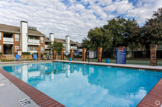 Swimming Pool - Crossings at Irving Apartments