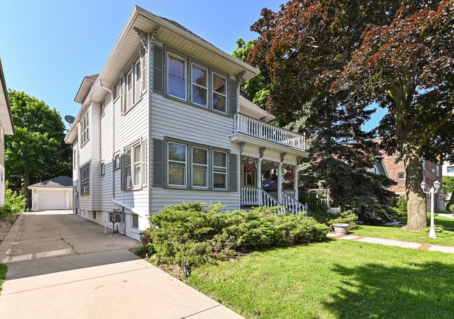 Front and driveway - 1821 E Olive St