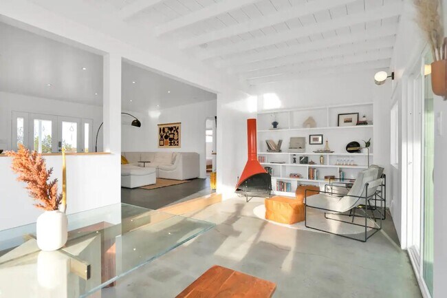 Foto del edificio - Fully Furnished Sprawling High Desert Sanc...