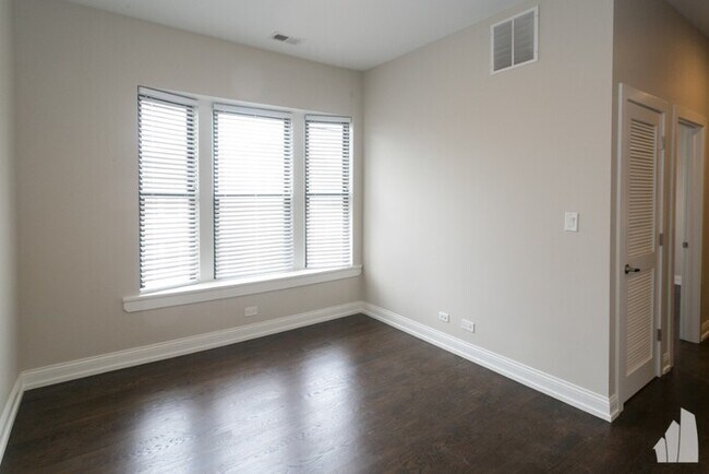 Building Photo - 2938 W Diversey Ave