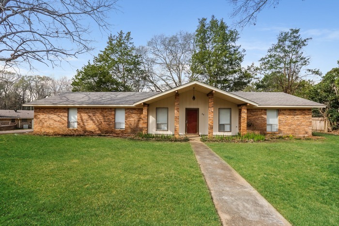 Primary Photo - Refreshed 4 Bed in Brandon