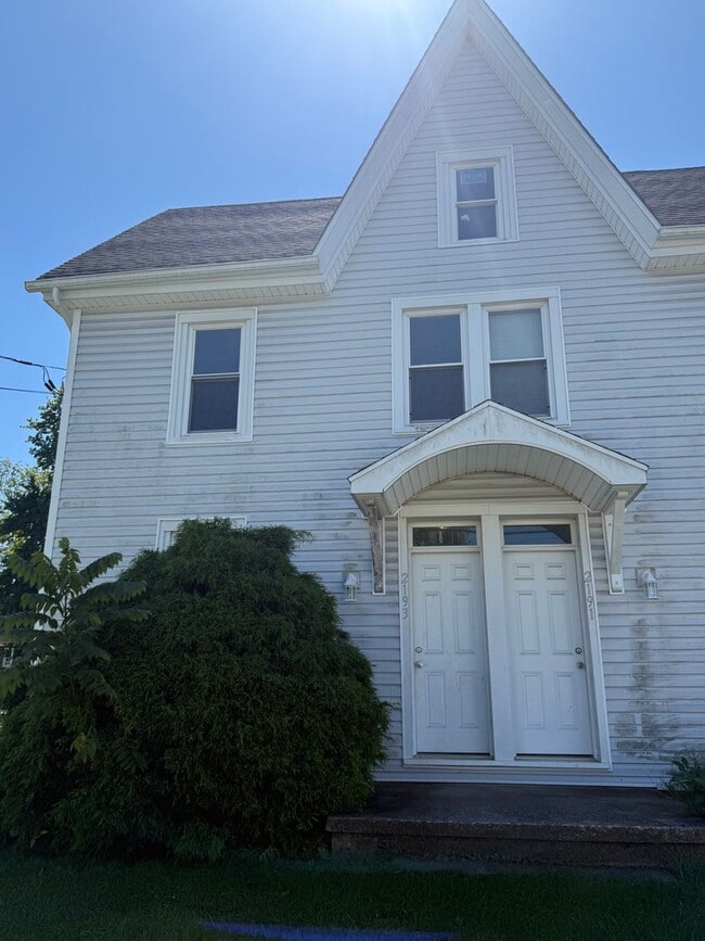 Building Photo - 2 Bd / 1 Bth Rehabbed Twin