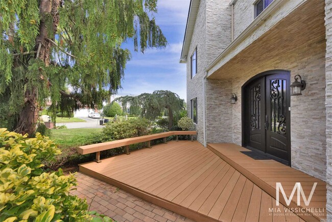 Building Photo - 22 Oak Point Dr W