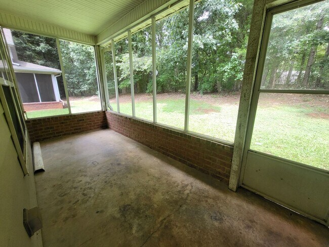 Building Photo - 4bed/4bath Eastside Home!