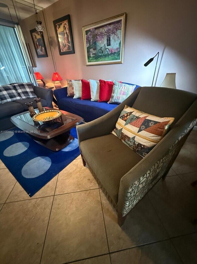 Foto del edificio - 8220 Sunrise Lakes Blvd