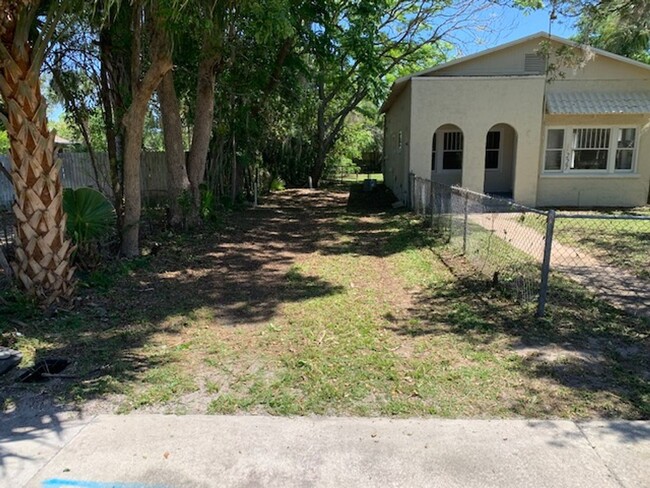 Foto del edificio - 3 Bed 1 Bath Home With Huge Fenced Yard Pe...