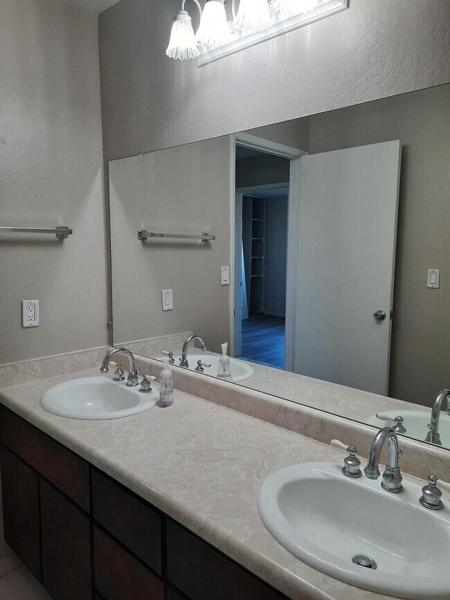 Building Photo - Beautifully maintained engineered wood flo...