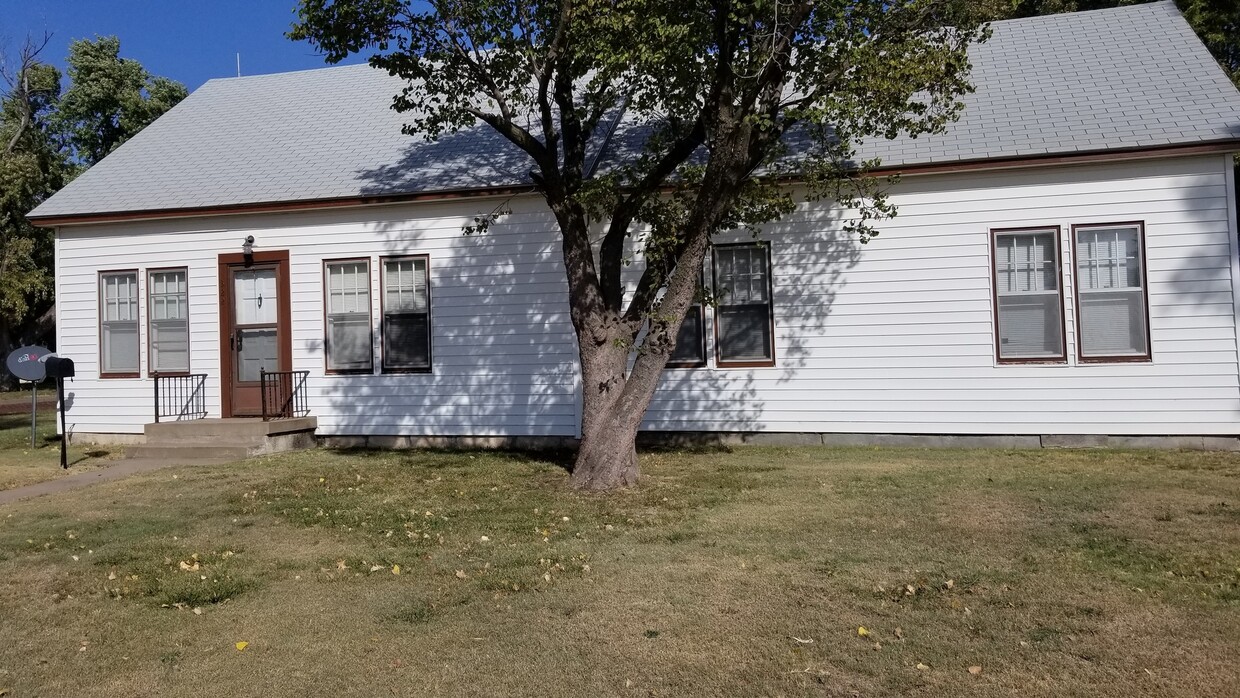 Primary Photo - 3 Bedroom, 1 Bathroom House in Hoisington, KS