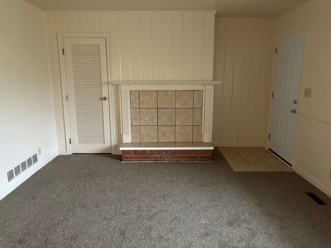 Family Room - 628 W Norman Ave