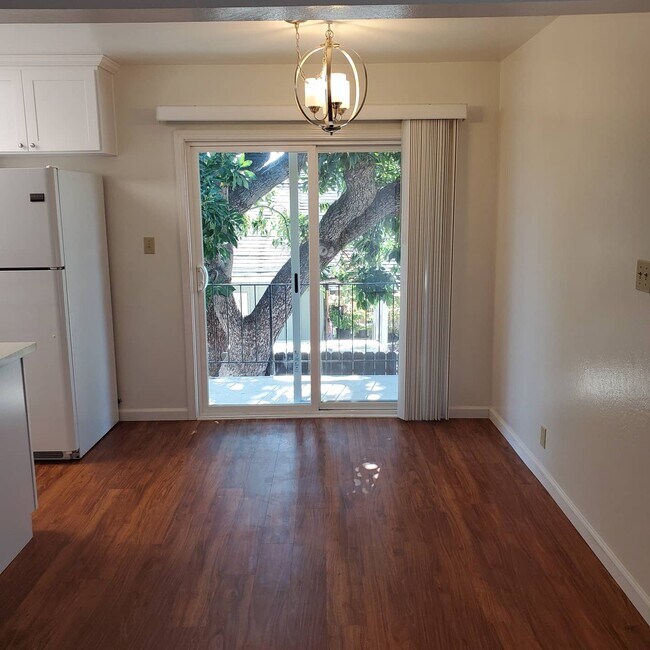 dining area with patio - 365 E Washington Ave
