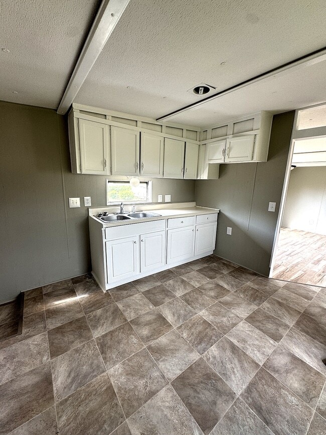 Building Photo - 233 Jolly Roger Dr