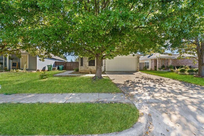 Building Photo - 724 Pace Dr