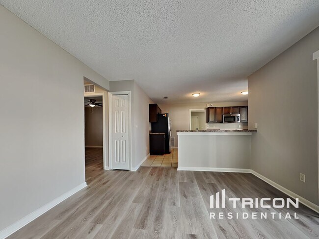 Foto del edificio - 646 Pine Forest Dr