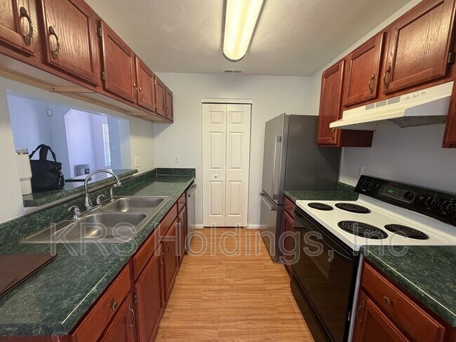 Foto del edificio - 128 Majestic Dr N