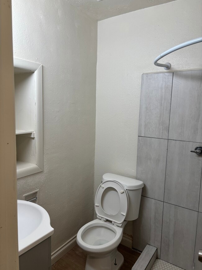 Foto del edificio - 1075 W State St