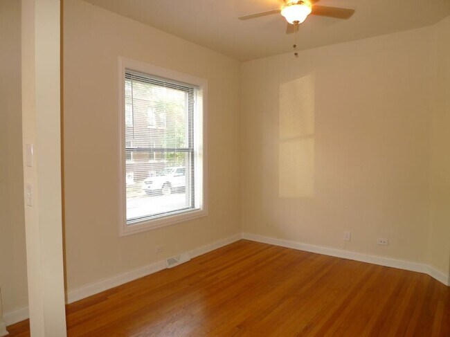 Foto del edificio - 1645 W Waveland Ave