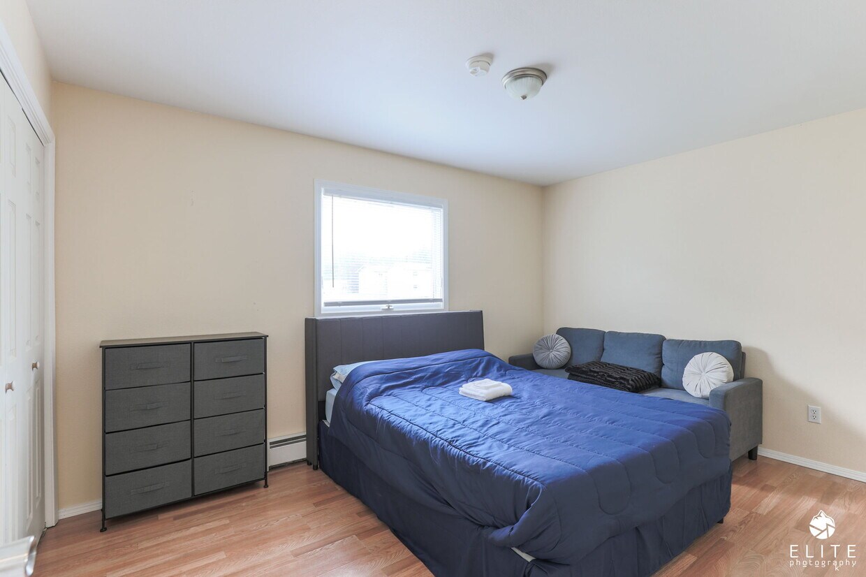 Main bedroom - 5741 Rocky Mountain Ct