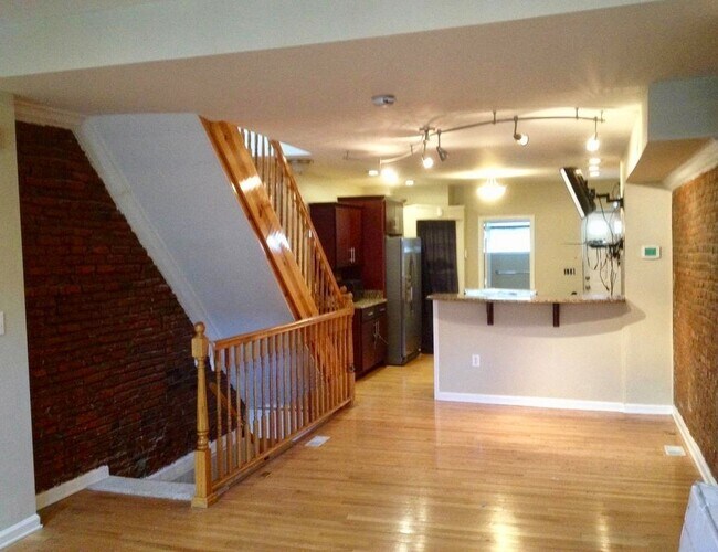 Building Photo - Updated 3 Bedroom Townhome ~ Patterson Place!