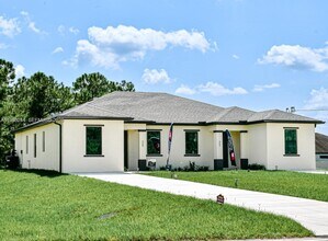 Building Photo - 434-436 Bells St E