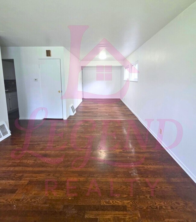 Foto del edificio - 3 Bedrooms | 1 Bathroom | Hardwood Floors | Bright Living/Dining Area | Galley Kitchen | Unfinish...