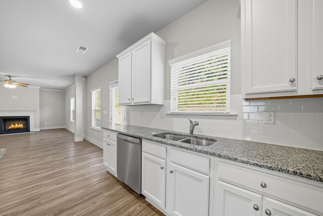 Building Photo - 33 N Village Cir