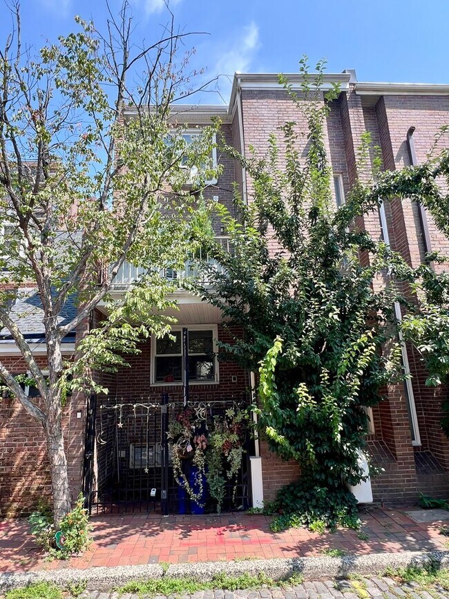 Foto del edificio - Luxurious 4-Bedroom Townhome in the Heart ...