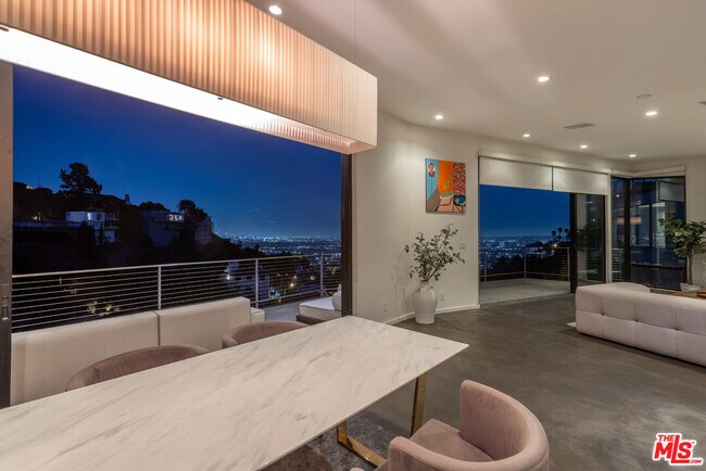 Foto del edificio - 8634 Franklin Ave