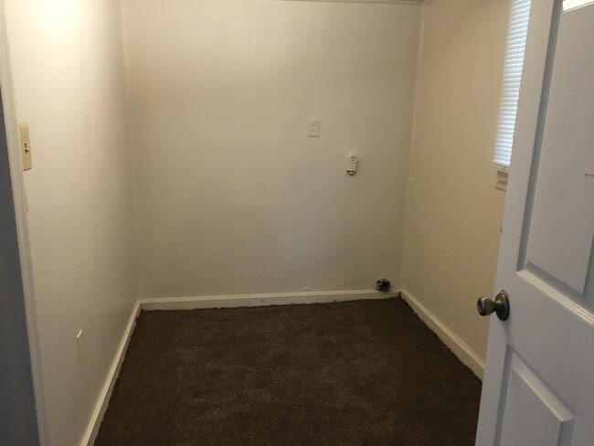 Building Photo - 813 Woodlawn Dr