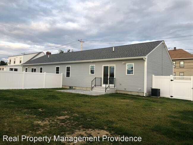 Building Photo - 2 br, 1 bath House - 59-61 Manhassett Street