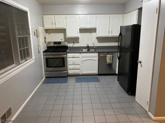 Primary Photo - 575 Grove St