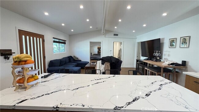 Foto del edificio - 7257 Wilbur Ave