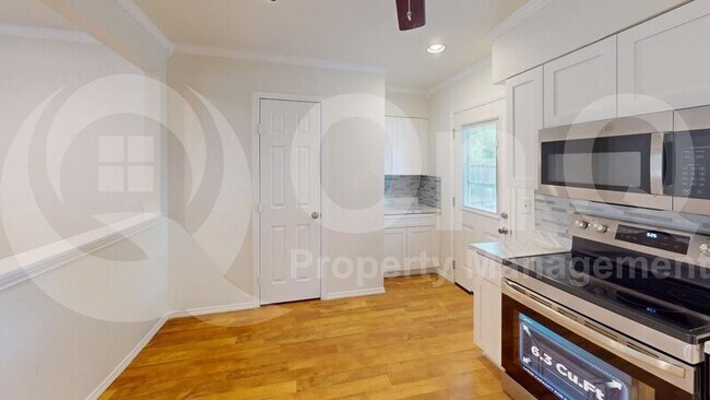 Foto del edificio - 1306 Hillcrest Dr