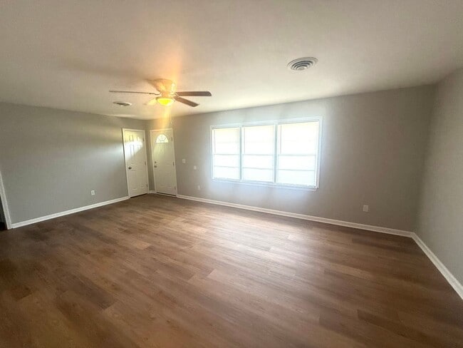 Building Photo - ** 6 Bed 2 Bath located off Wares Ferry ro...