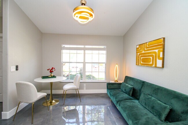 Foto del edificio - ** STUNNING MODERN 2/2.5 BATH TOWNHOME READY FOR SEASON ** AVION WOODS COMMUNITY - SOUTH NAPLES **