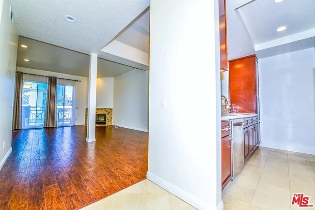Entry - 1820 S Beverly Glen Blvd
