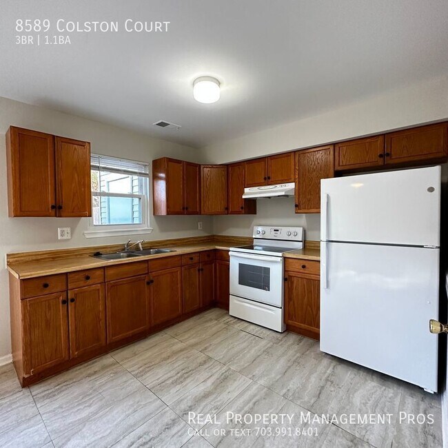 Building Photo - New Carpet and Fresh Paint / 3 Bed Townhou...