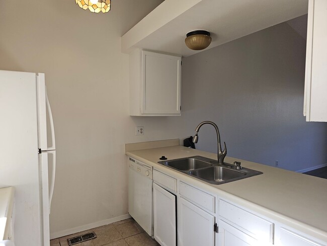 Foto del edificio - 3 Bedroom Raised Ranch Duplex with Garage Space