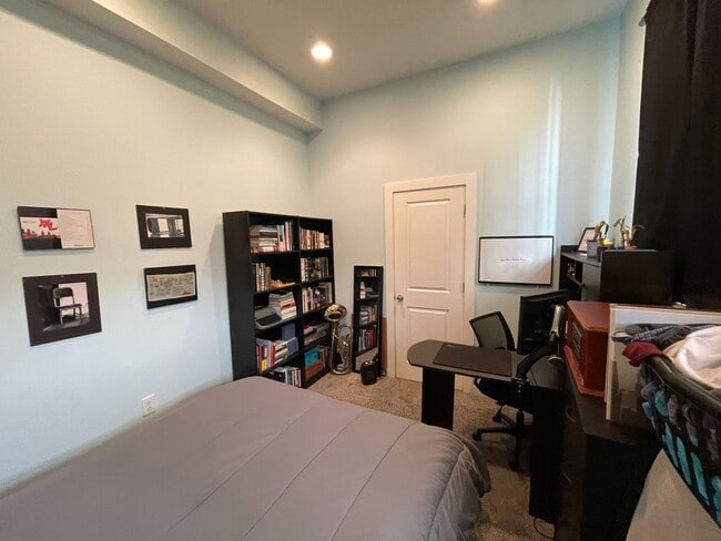 Building Photo - 1411 W Thompson St