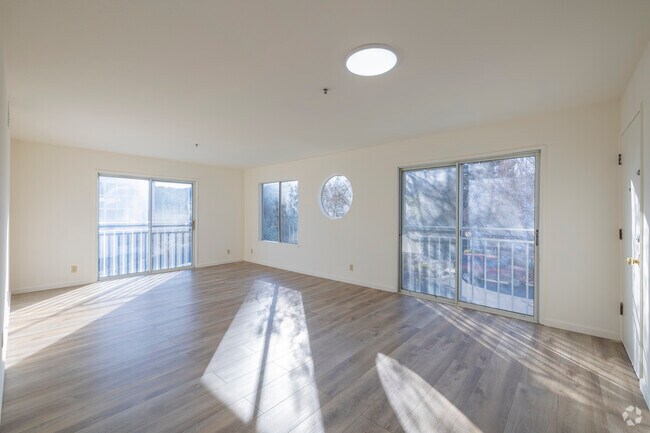 2 habitaciones, 2 baños, 1008 pies cuadrados, sala de estar - Napa Creek Terrace Apartments