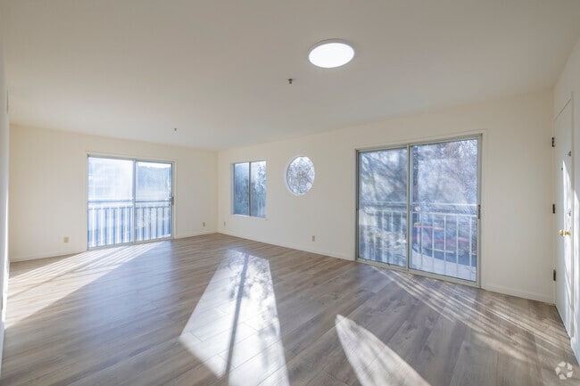 2BR, 2BA - 1008 SF - Living Room - Napa Creek Terrace Apartments