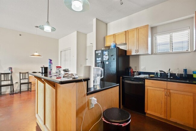 Foto del edificio - 711 W 26th St