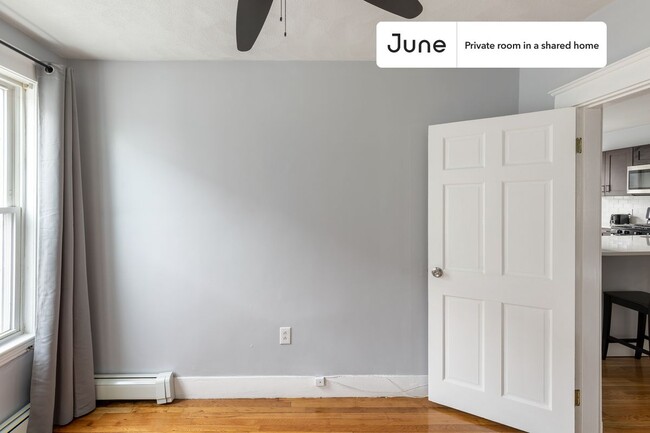 Building Photo - Private bedroom in 4 bed/2 bath Home