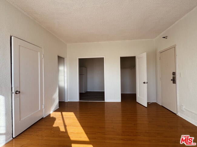 Foto del edificio - 920 S Hobart Blvd